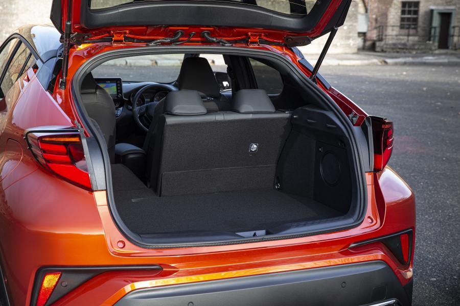 Багажник Toyota C-HR Hybrid Orange Edition 2019 года  (UK) (фото 2 из 34)